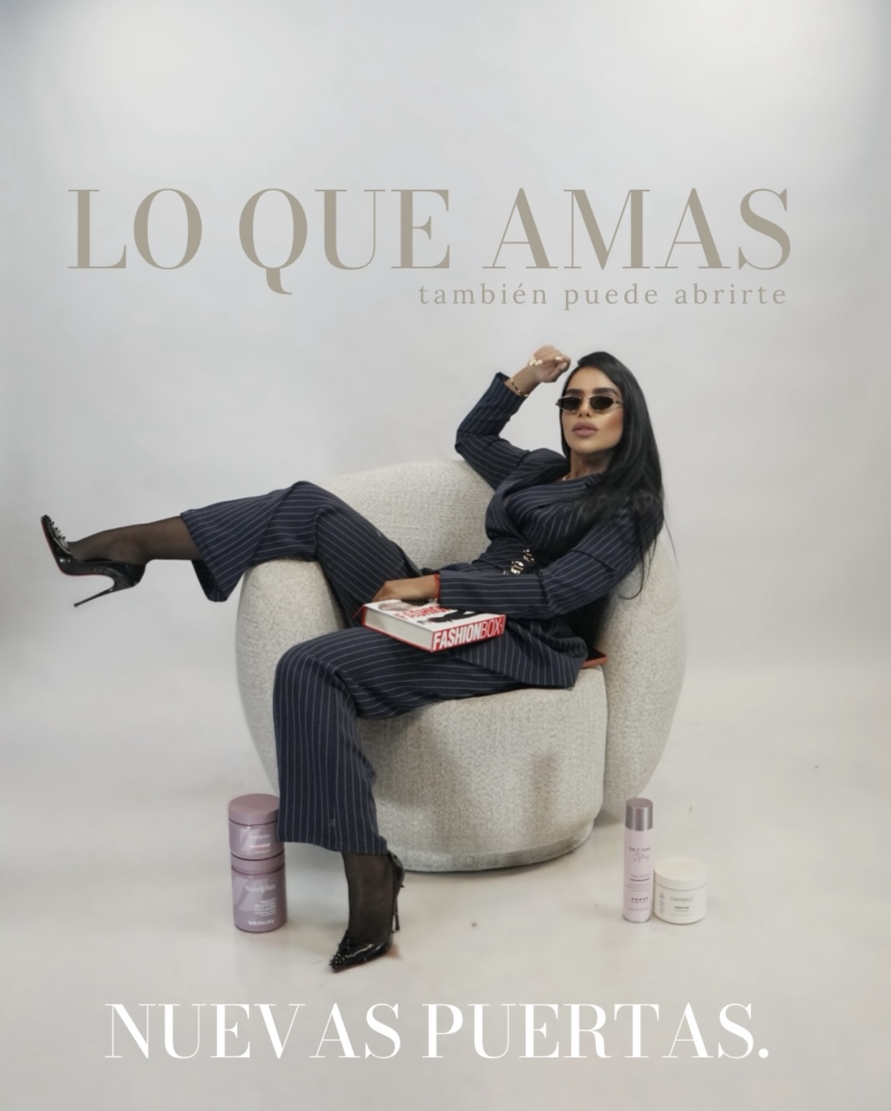Campaña de marca personal con una profesional y productos de belleza