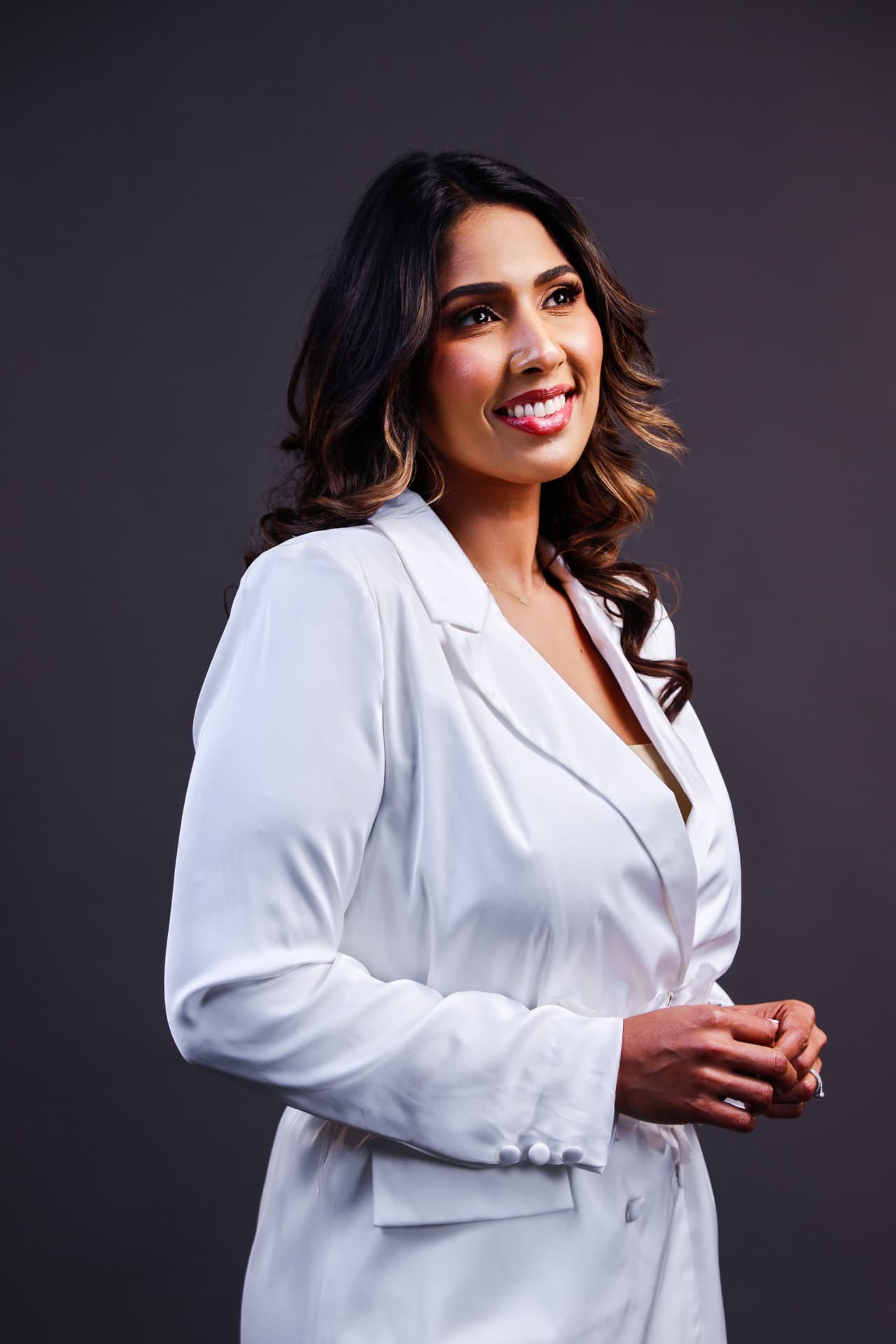 Retrato profesional de una mujer con blazer blanco